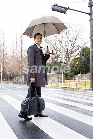 傘をさして見上げる男性 a0010607PH