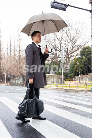 傘をさして立つ男性 a0010608PH