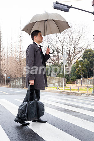 傘をさして歩く男性 a0010609PH