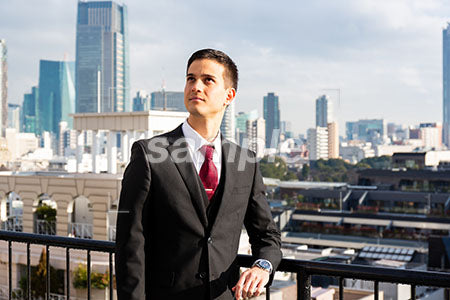 東京のビル街とビジネスマン、左上を見る a0010614PH