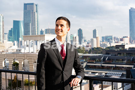 東京のビル街と外国のビジネスマンが微笑む a0010619PH