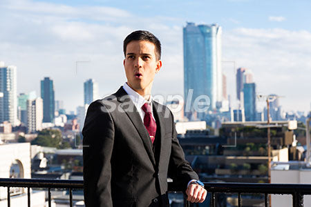 東京のビル街の屋上で驚く表情の男性 a0010669PH