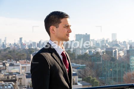 横顔のビジネスマンと街の風景 a0010693PH
