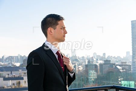 屋上で街を見ている男性の横顔 a0010702PH