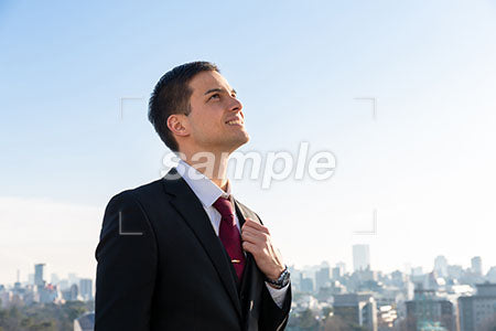 空を見上げる、右上を見る男性の横顔 a0010705PH
