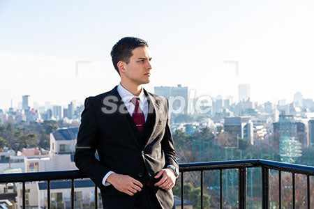 屋上で休憩するビジネスマンの男性 a0010716PH