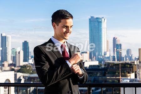 屋上から見た都会の風景と微笑む男性 a0010739PH