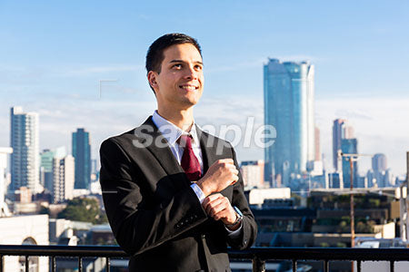 都会のビル街と見上げて微笑むビジネスマン a0010741PH