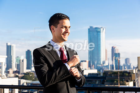 高層ビルの上で笑顔の男性 a0010745PH
