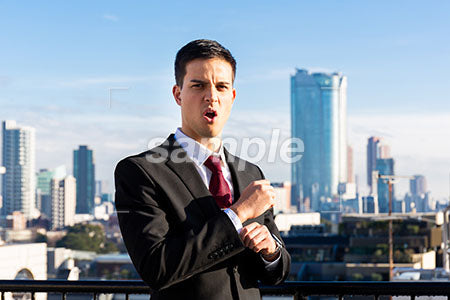 高層ビルの上で叫ぶ男性 a0010750PH