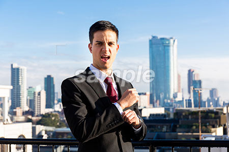 高層ビルと正面を見て怒る海外のビジネスマン a0010751PH