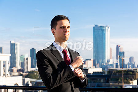 ビジネスシーン、摩天楼とビジネスマンの男性の怒る表情 a0010755PH