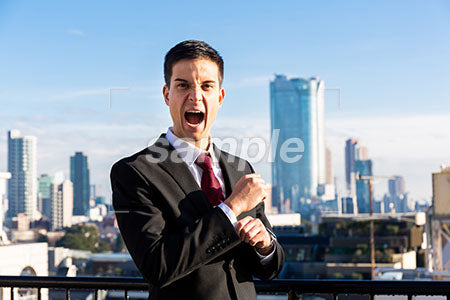高層ビルとビジネスマンの男性、正面を見て激怒 a0010760PH