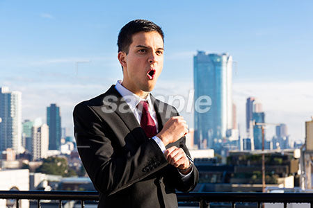 ビルの屋上で叫んでいるビジネスマン、背景が高層ビル群 a0010762PH