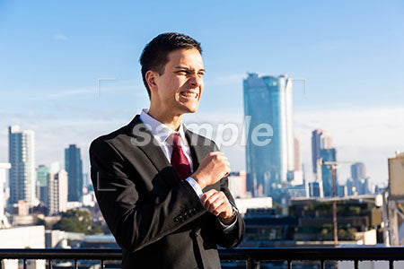 ビジネスマンの男性が右を見て激怒、背景が高層ビル群 a0010764PH