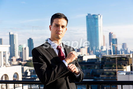 屋外で渋い表情をしているビジネスマンの男性 a0010765PH