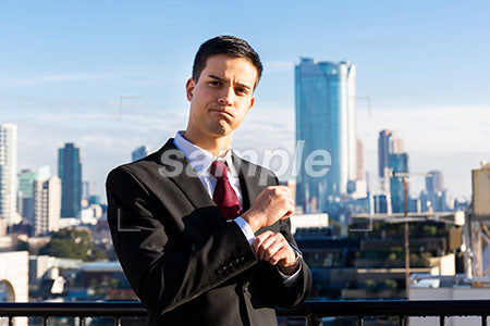 摩天楼とビジネスマンの男性が正面を見て考える a0010787PH