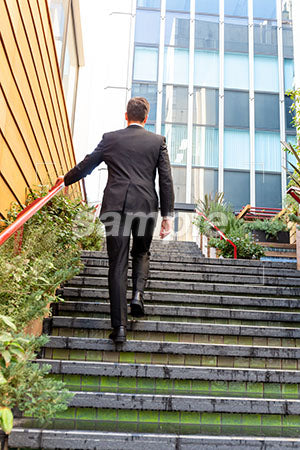 屋外の階段を上るスーツの男性の後ろ姿 a0010794PH