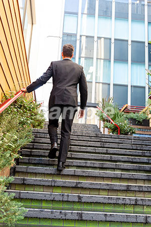 手すりにつかまりながら階段を上る男の後ろ姿 a0010795PH