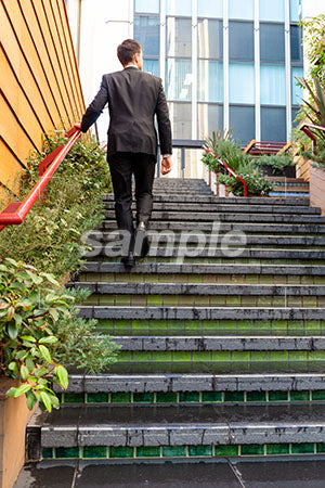 ビジネスマンが階段をのぼっていく後ろ姿 a0010797PH