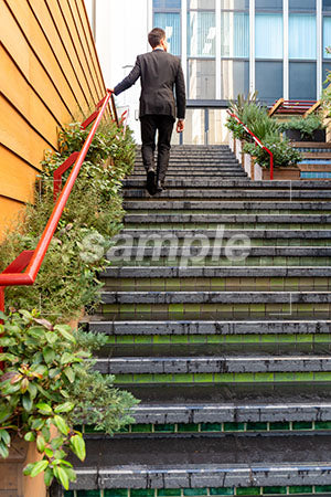 階段を上る男性の後ろ姿 a0010798PH