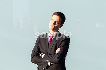 ビジネスマンの男性の悩む表情、水色の背景 a0010847PH