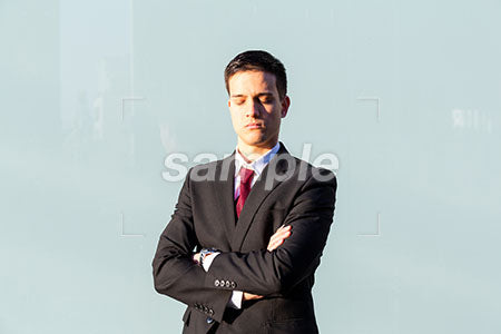 ビジネスマンの男性の瞑想の表情、水色の背景 a0010848PH
