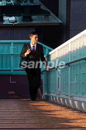 出勤のシーン、歩道橋を上る男性 a0010857PH