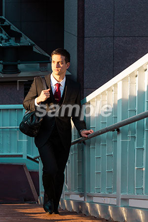 出勤のシーン ビジネスマンが歩道橋の階段を上る a0010858PH