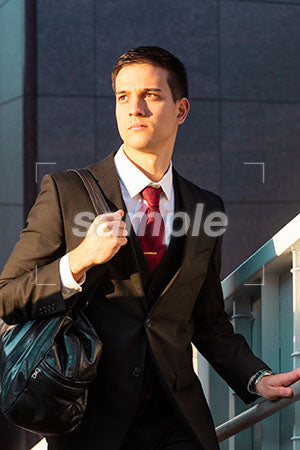 ビジネスシーン ビジネスマンの普通の表情 歩道橋の階段を上る a0010859PH