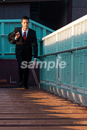 出勤のシーン 男性の普通の表情 歩道橋の階段を上る a0010860PH