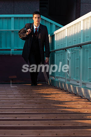 歩道橋の階段を上る男性ビジネスマン a0010863PH