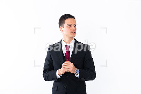 ミーティングで、手を組んで話してる男性 a0010874PH