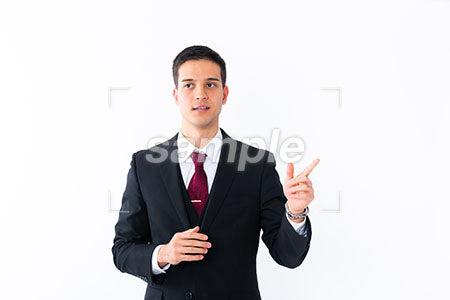 プレゼンしているビジネスマンの男性、右を指差す a0010875PH