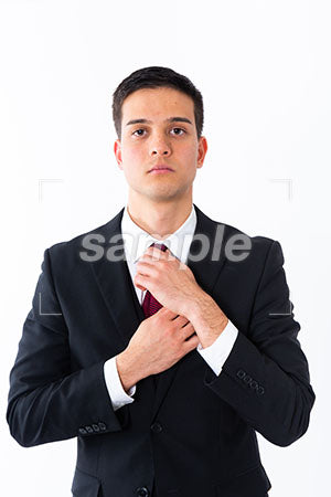 ビジネスマンの男性がネクタイを締める a0010991PH