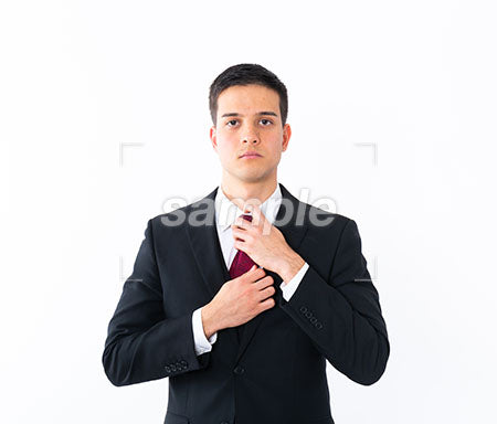 20代男性ビジネスマンがネクタイを締める a0010992PH