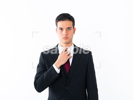 ビジネスシーン、ネクタイを締める男の人 a0010993PH