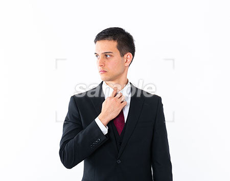 ネクタイに触れる男性が正面を見る a0010994PH