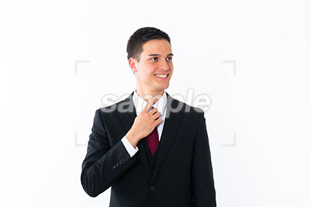 ビジネスマンの男性の笑顔の表情　右を見て微笑む a0011005PH