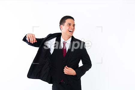 スーツの男性ジャケットを着て右を見て笑う a0011070PH