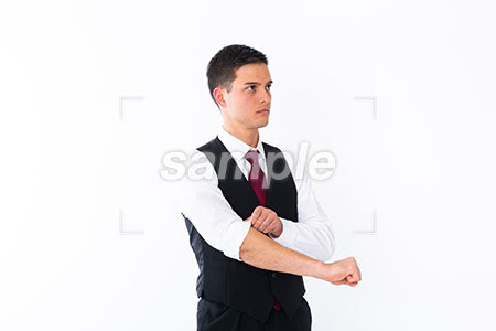 腕まくりをするビジネスマンの男性、普通の表情 右を見る a0011101PH