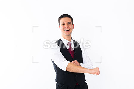 スーツの男性が腕まくりしている正面を見て笑う a0011107PH