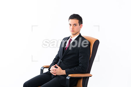 深く椅子に座って手を組んでいる男性 a0011154PH