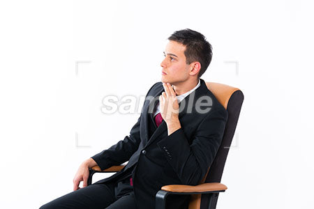 椅子に座って顎に手を添えて左を見る若いビジネスマン a0011157PH