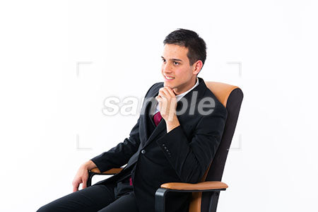 深く椅子に座っている男性 a0011161PH