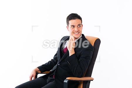 顔に手をあてて右を見る椅子に座った男性 a0011163PH