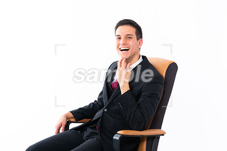 椅子の上で笑う男性 a0011165PH