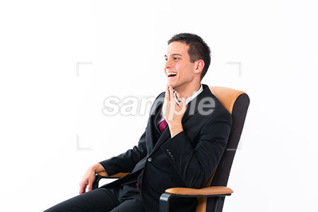 いすに座ってテレビをみて笑っている男性 a0011166PH