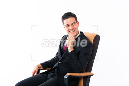 椅子の上で右を見て笑う男性 a0011168PH