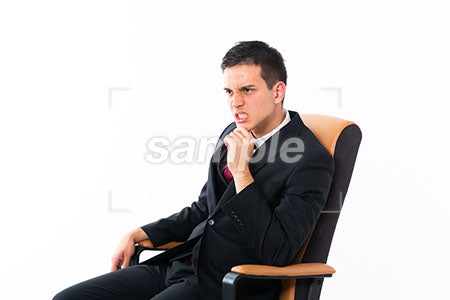 怒りながら椅子に座った男性上司 a0011172PH